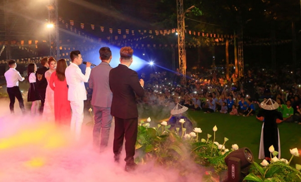 sao viet to chuc liv b88c Một sao Việt tổ chức liveshow ở chùa, thu hút tới 17.000 khán giả tham gia